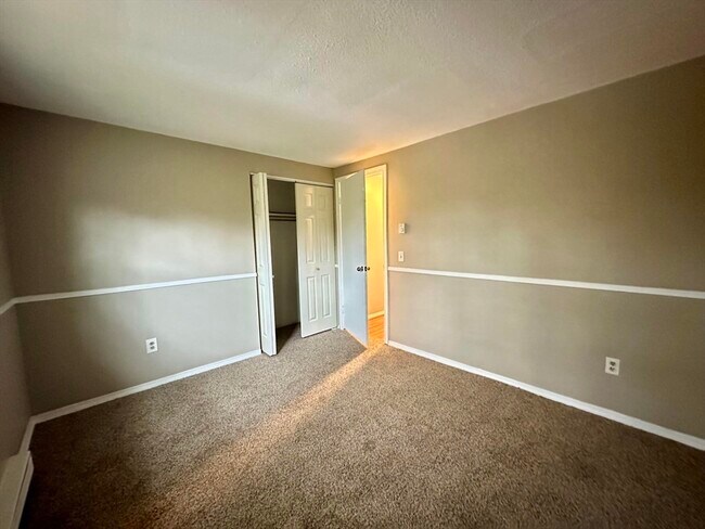 Building Photo - 7 Maple Crest Cir