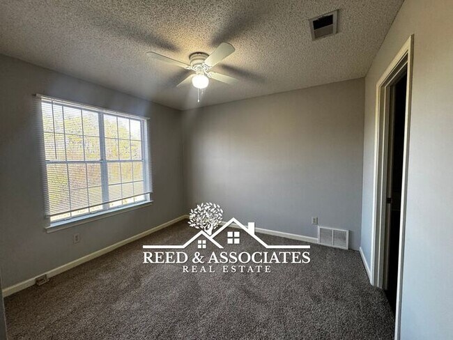 Building Photo - 2 Bedroom Town Home Located in Quiet Bartlett Neighborhood!