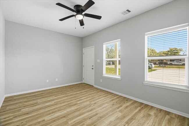 Building Photo - 205 N Bay