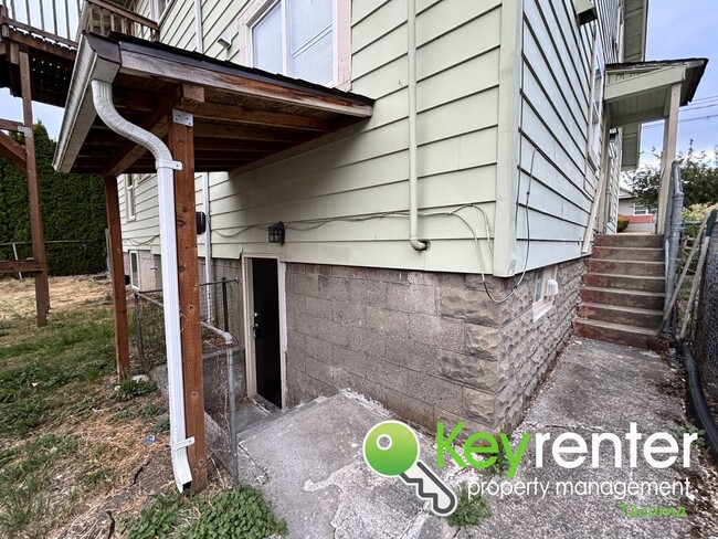 Building Photo - Cozy & Private 2Bed/1Bath Apartment with S...
