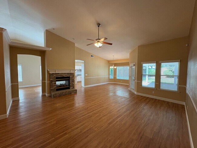 Building Photo - NW Visalia Available Now!