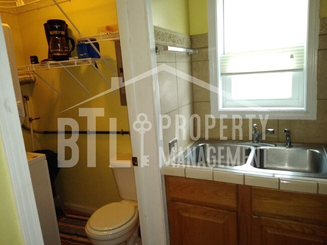 Building Photo - Cozy 1 bedroom Lake condo!!