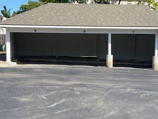 Building Photo - Shawnee Condo all redone close to Shops an...