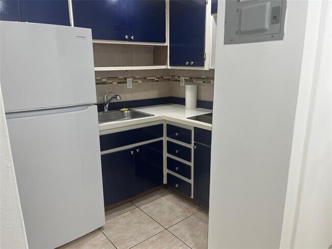 Building Photo - 2001 S Ocean Dr