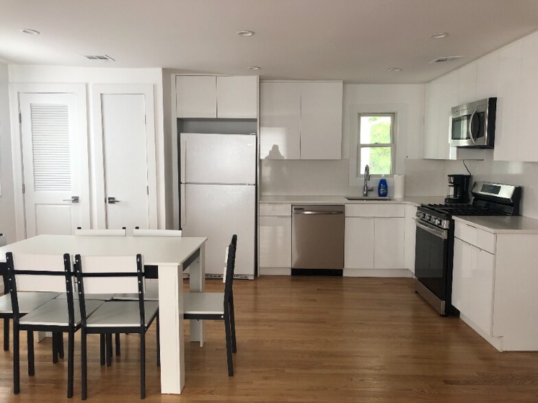 Building Photo - 39 Cedar Ave