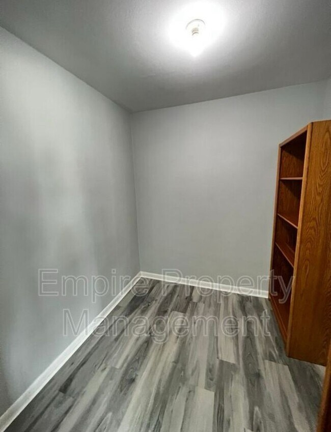 Building Photo - 2 Bedroom 1 Bathroom with fenced yard
