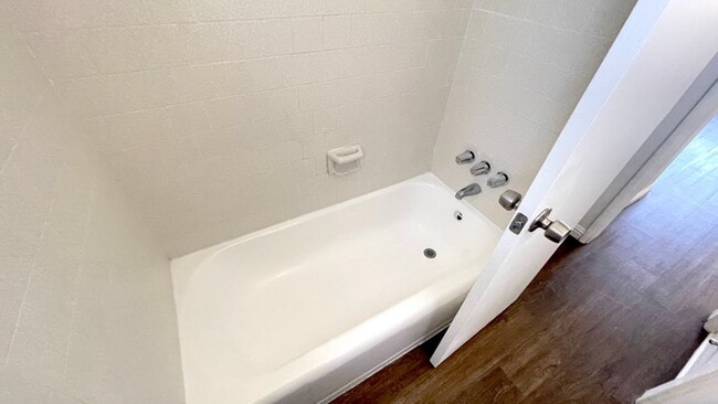 Building Photo - Beautiful Belmont Heights Studio for Rent!