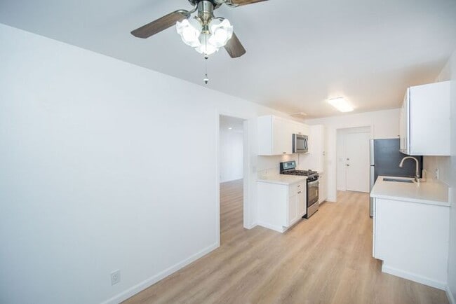 Building Photo - Newly Remodeled Upstairs Unit!
