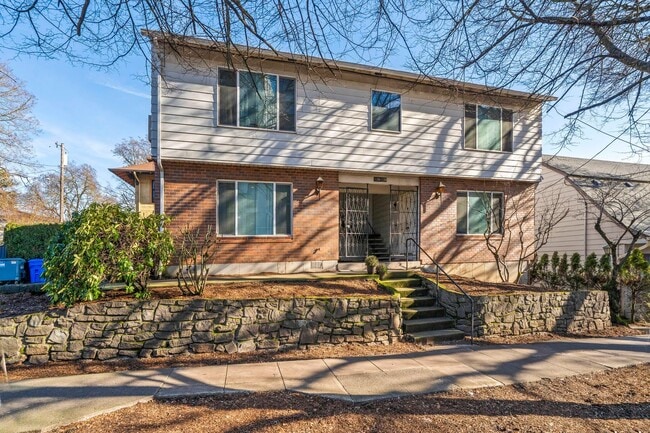 Building Photo - Charming 1-Bedroom in Portland’s Sullivan’s Gulch – MF 29 – NE 21st Ave