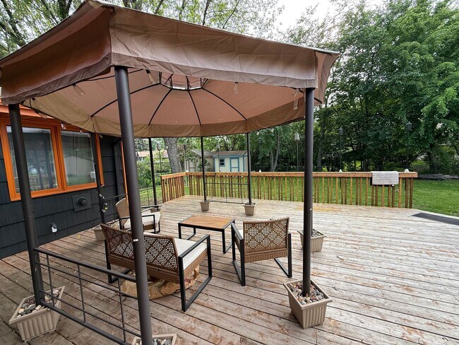 Building Photo - Beautiful 4 bed 2.5 Bath Bloomington SF Ho...