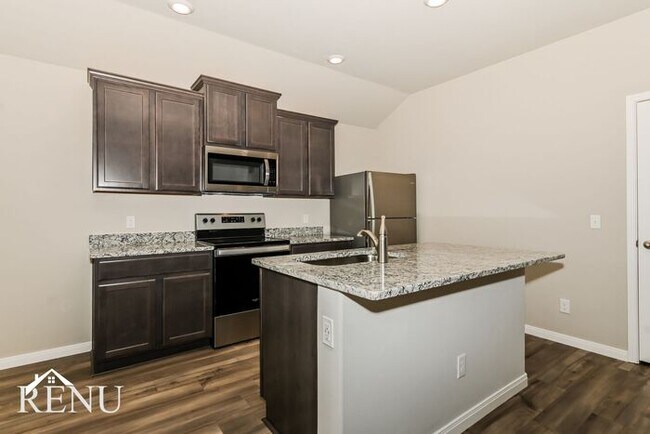 Building Photo - 1605 Maroon Dr