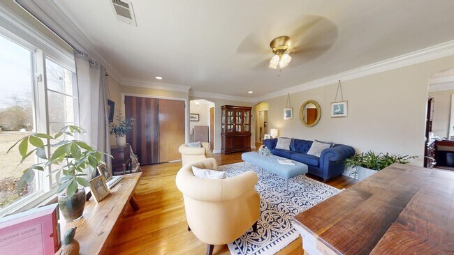 Building Photo - Gorgeous and updated home in Heart of Auburn