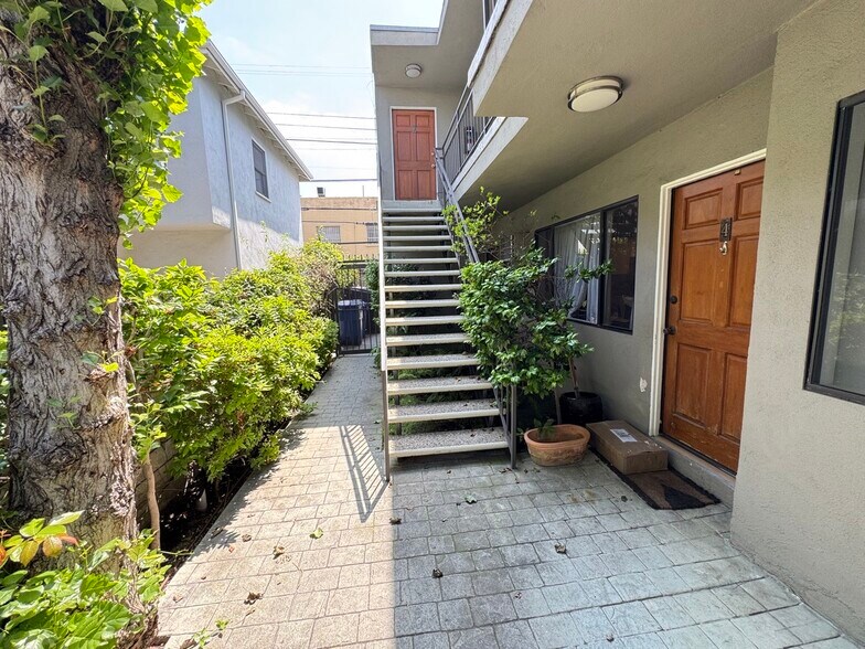 Building Photo - 625 N Hayworth Ave