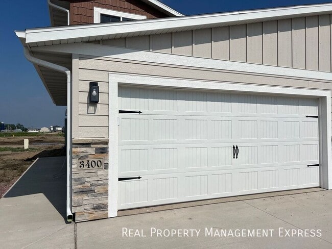 Building Photo - Modern 3 Bedroom 2.5 Bathroom Townhome