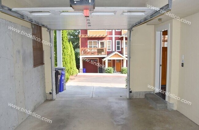 Building Photo - Beautiful and Spacious 3 Bedrooms, 2.5 Bathrooms in Raleigh Hills!