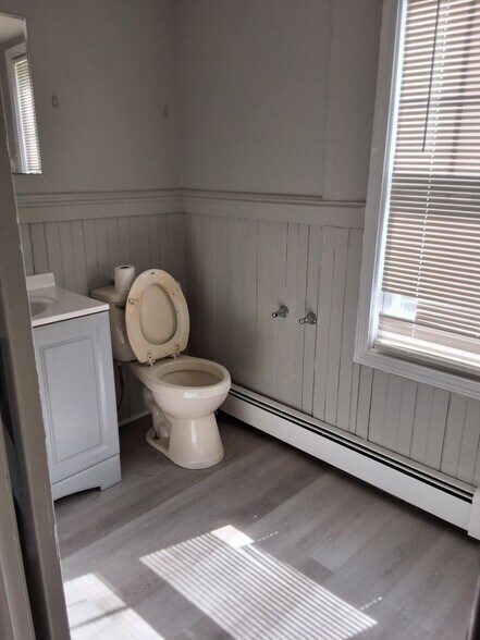 Building Photo - 207 Downs St