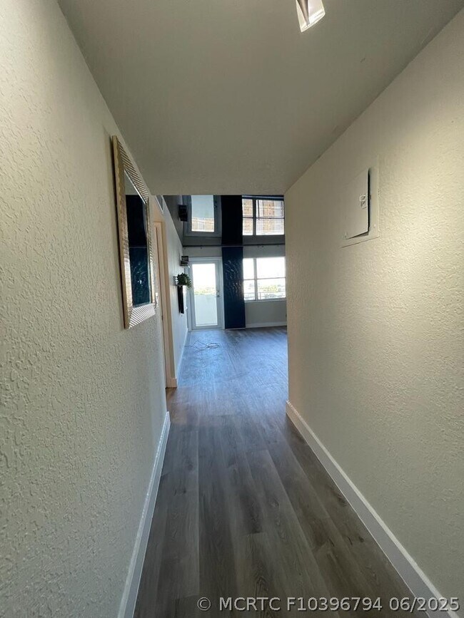 Building Photo - 401 Golden Isles Dr