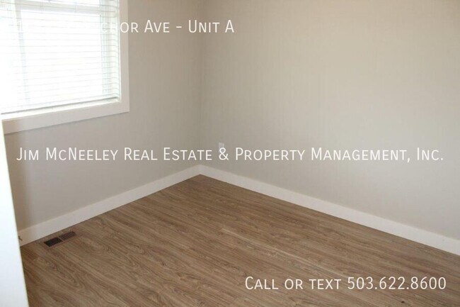 Building Photo - 3 Bed/ 2 Bath Duplex with One Car Garage