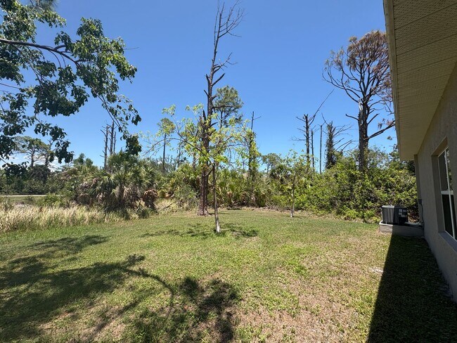 Building Photo - 3 Bed, 2 Bath Home with Screened Lanai & S...