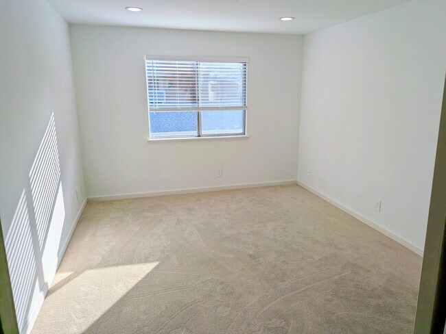 Building Photo - 2709 Oak Rd