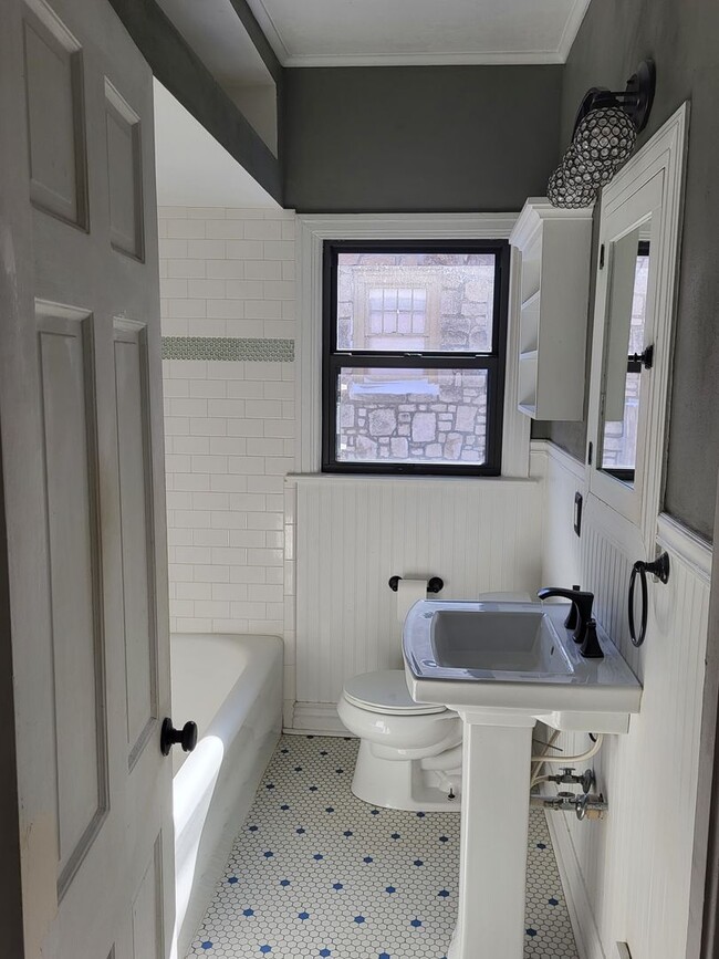 Building Photo - Adorable Midtown brick bungalow