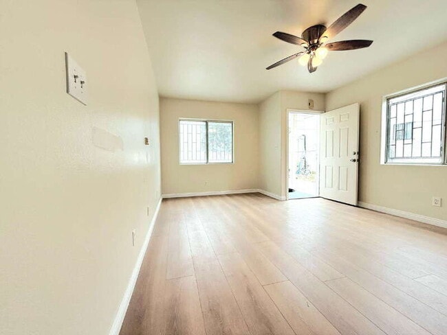 Building Photo - 1325 W 58th St