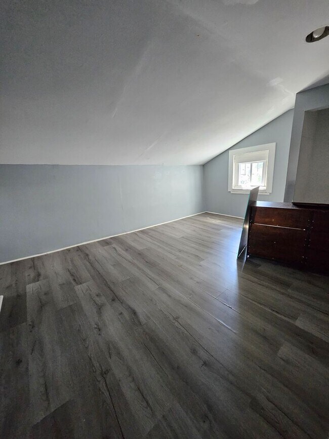 Building Photo - Upper 2 bedroom unit GAS INCLUDED