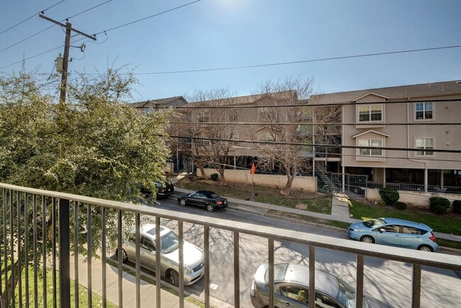 Building Photo - 2500 Leon St