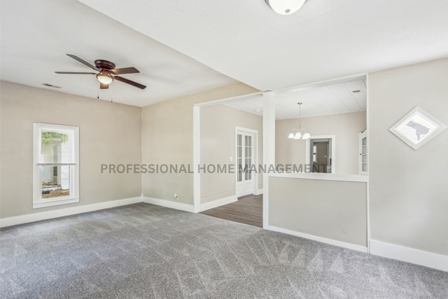 Building Photo - Beautifully updated 3 bedroom 1 1/2 bath h...
