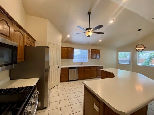 Building Photo - SPACIOUS HOME FOR RENT!