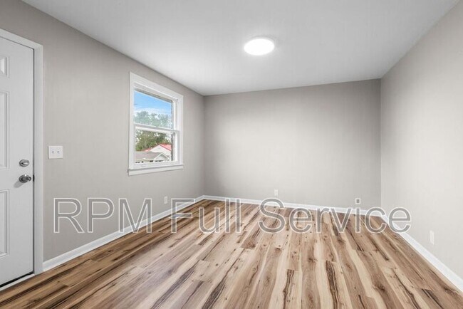 Building Photo - 895a W Sharpe Ave