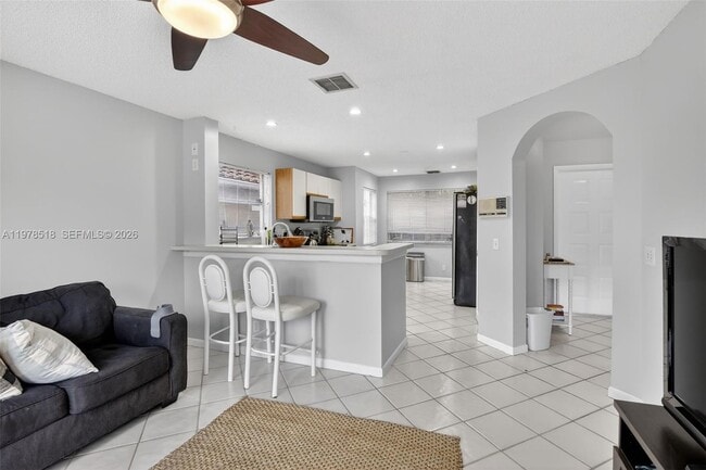 Building Photo - 9481 Oak Grove Cir