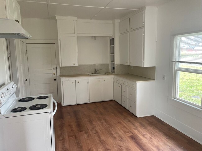 Building Photo - Cozy one bedroom with den and 1 car garage.  Nicely located right in the middle of town.