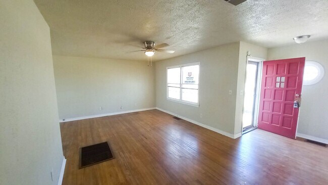 Building Photo - $0 First Month's Rent / $0 Deposit at Move-in