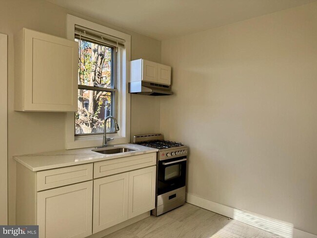 Building Photo - 6308 N Lambert St