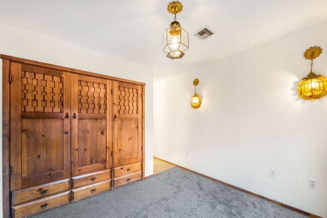 Building Photo - Inviting Studio in the Heart of Downtown S...