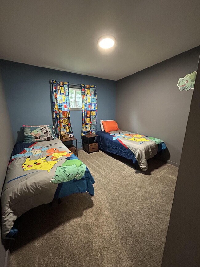 Building Photo - 3 Bed 2 Bath Single Family Home - Family oriented neighborhood - walk around the block to Lena Wh...