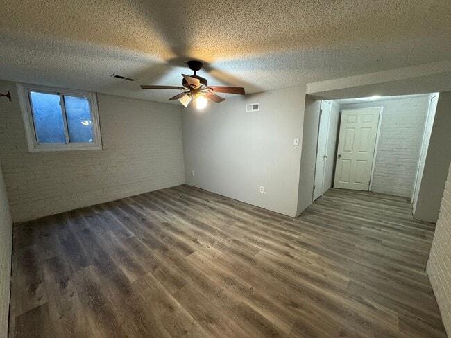 Building Photo - Ready to show!