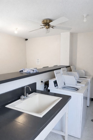 Building Photo - 410 Oakwood Ave