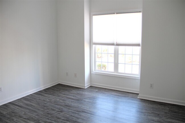 Building Photo - 205 Queenswood Blvd