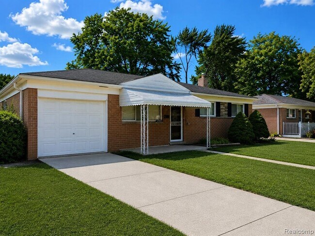 Building Photo - 32627 Dowland Dr