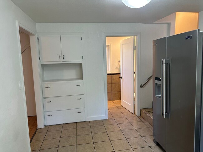 Building Photo - Updated 4 bedroom 2 bath house in Eugene!
