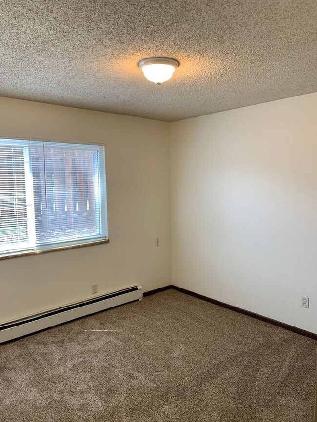 Building Photo - 2 Bed, 1 Bath Apartment for Rent in East Loveland! Move in special - 2 Weeks Free, Flexible lease...