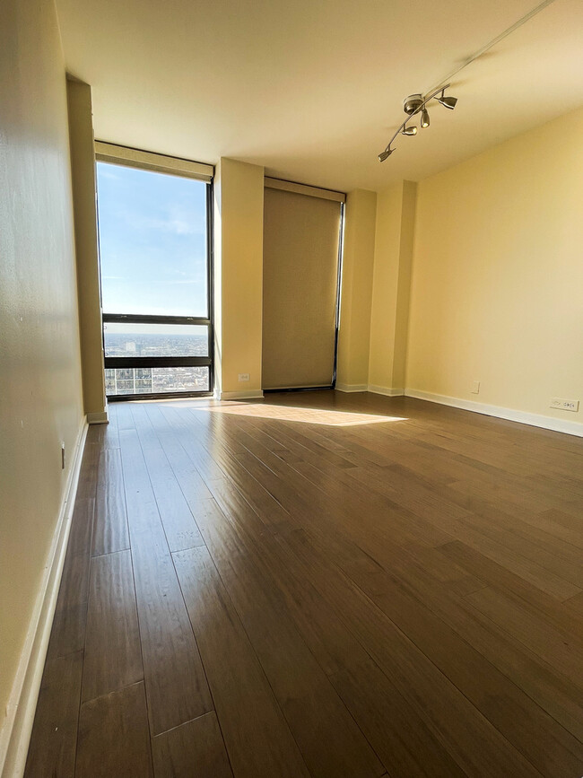 Building Photo - 1660 N La Salle Dr