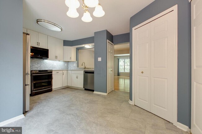 Building Photo - 6213 Stratford Ct