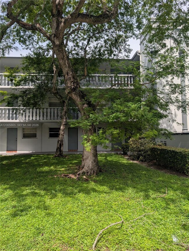 Building Photo - 900 Tallwood Ave