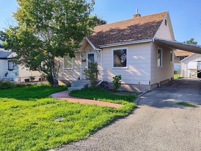 Primary Photo - 875 E Gregson Ave