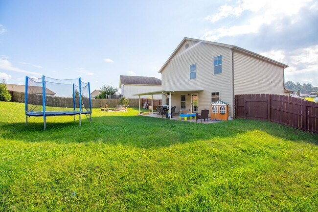 Building Photo - Beautiful 3 Bed/2.5 Bath Home with garage in Jonesborough
