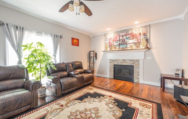 Building Photo - 4Bd/3.5Ba Home Available