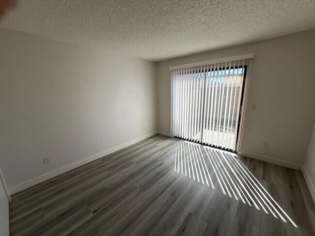Building Photo - BEAUTIFULLY RENOVATED 3/2/2 CAR WITH DEN